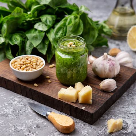 Esquema visual de los ingredientes del pesto siendo triturados en un procesador de alimentos.
