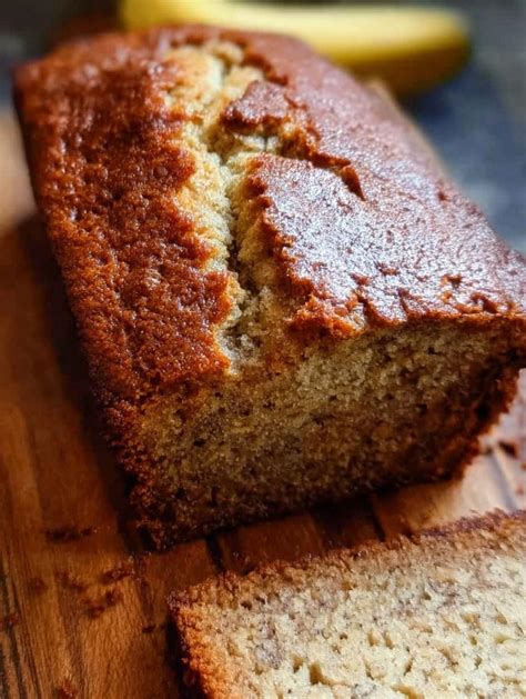 Un bizcocho de banana bread cortado en rebanadas, mostrando su textura húmeda.