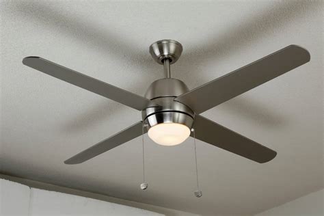 Imagen de una correa colgando de un ventilador de techo