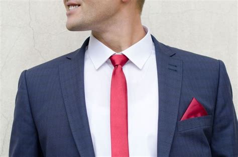 Ejemplos de accesorios que complementan un traje negro: pañuelo de bolsillo, reloj, gemelos.