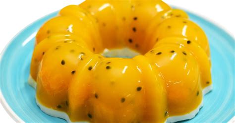 Gelatina de maracuyá con un corte limpio