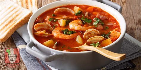 Imagen de una sopa de mariscos caliente en un cuenco tradicional con mariscos variados y pan tostado.