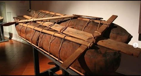 Fotografía histórica de archivo que muestra una balsa de cuero de lobo marino, técnica emblemática utilizada por los antepasados del pueblo Chango.