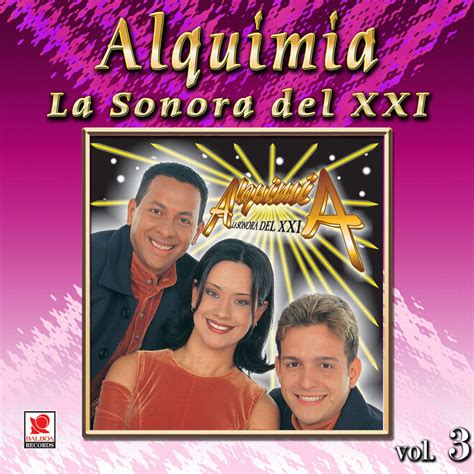Fotografía promocional de la orquesta Alquimia la Sonora del Siglo XXI en una presentación en vivo.
