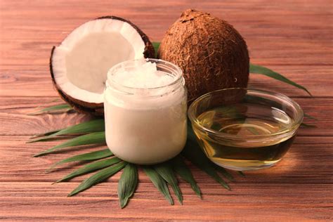 Fotografía comparativa: aceite de coco sólido en la nevera y derretido para la mezcla