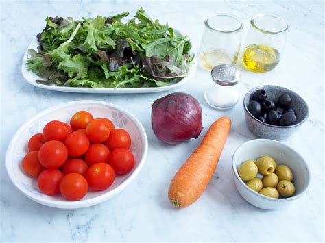 infografía con los ingredientes básicos de una ensalada mediterránea: lechuga, tomate, cebolla, aceite de oliva