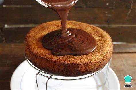 Fotografía de una torta de vainilla con glaseado de chocolate casero