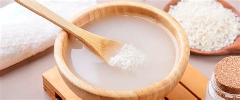 Diagrama que muestra cómo el agua de arroz penetra en la fibra capilar para repararla.