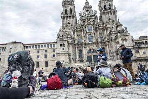 Monasterio medieval en Santiago de Compostela con peregrinos