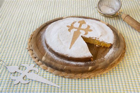 Primer plano de una porción de Tarta de Santiago mostrando su textura