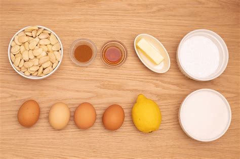 Ingredientes básicos de la Tarta de Santiago: almendras, huevos, azúcar, limón