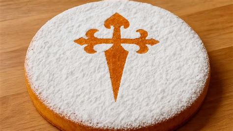 Tarta de Santiago con la Cruz de Santiago espolvoreada con azúcar glas