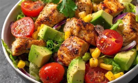 Ensalada de pollo y verduras fresca y colorida