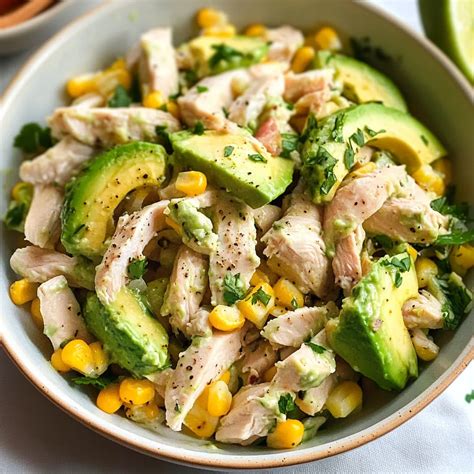 Ensalada cremosa de pollo y aguacate con chile