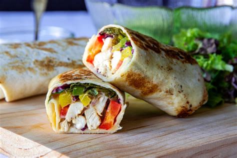 Ensalada burrito de pollo y vegetales frescos