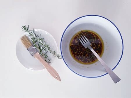 Esquema de los componentes de una marinada: aceite (solvente), ácido (ablandador) y especias (sabor)