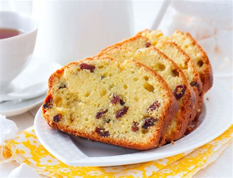Imagen de un pastel de ciruelas pasas tradicional recién horneado con una textura esponjosa y decorado con nueces.
