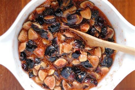 Esquema de pasos: macerar la fruta, preparar la masa con ingredientes húmedos, integrar el puré de ciruelas y hornear.