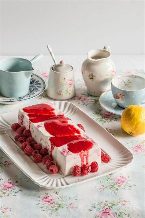 Imagen de un semifrío de frambuesa y limoncello decorado con frutas frescas y menta.