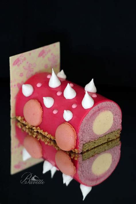 Foto de un Bûche de frambuesa decorado con un glaseado rosa brillante.