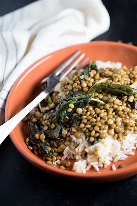 Plato de lentejas Thai con albahaca y arroz