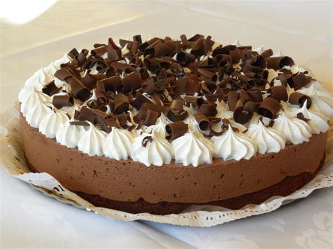 Torta de brownie con mousse de chocolate y ganache, lista para servir
