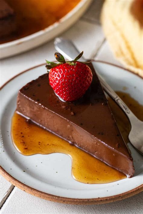 Flan de chocolate desmoldado y decorado en un plato