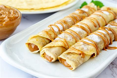 foto de panqueques argentinos rellenos de dulce de leche y fresas
