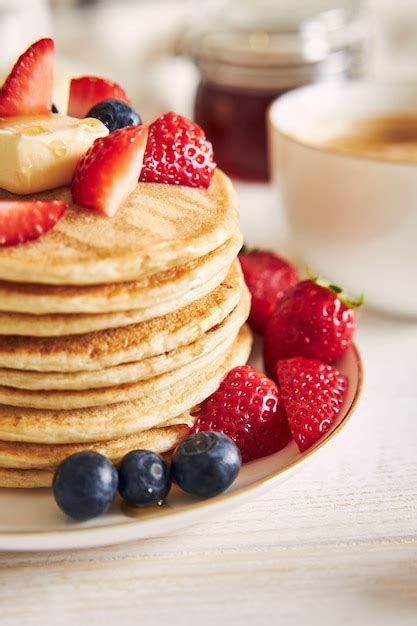 foto de tortitas veganas de coco con frutas