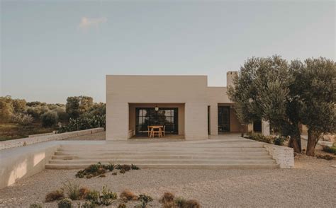 Fotografía de arquitectura contemporánea mediterránea combinando muros blancos con suelos y detalles de terracota