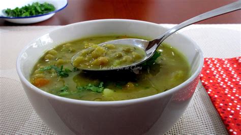 Tazón de sopa de arvejas amarillas con decoraciones frescas