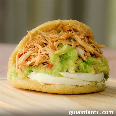 Arepas y aguacate para acompañar la sopa de arvejas