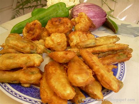 Verduras rebozadas friéndose en aceite caliente