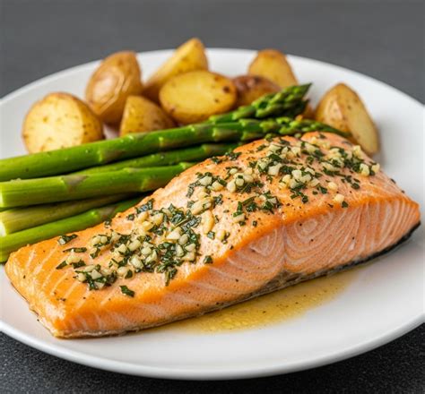 Filetes de salmón aderezados en un bol