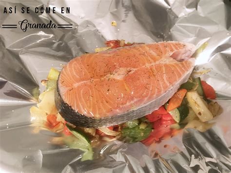 Paquetes de salmón y verduras cerrados y listos para hornear