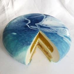 Esquema de las capas internas de un entremet: bizcocho, cremoso, mousse y glaseado espejo