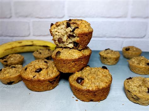 Muffins de chocolate caseros con avena y decorados con chispas de chocolate saludable