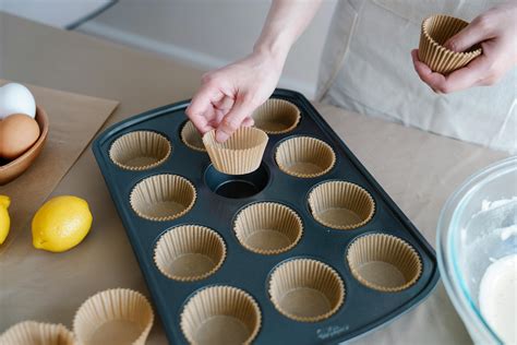 Proceso de horneado de muffins saludables en moldes de silicona
