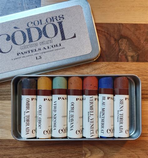 Fotografía de una caja de pasteles al óleo de diferentes colores.