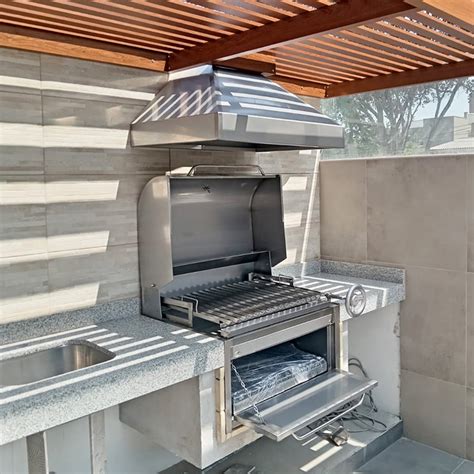 Módulo de cocina exterior con campana y espacio para parrilla a gas