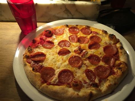 Fotografía de una pizza pepperoni Vapiano recién horneada, mostrando la masa crujiente, el queso derretido y las rodajas de pepperoni.