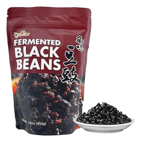 Frasco de salsa de frijoles negros fermentados (douchi) junto a ingredientes frescos.