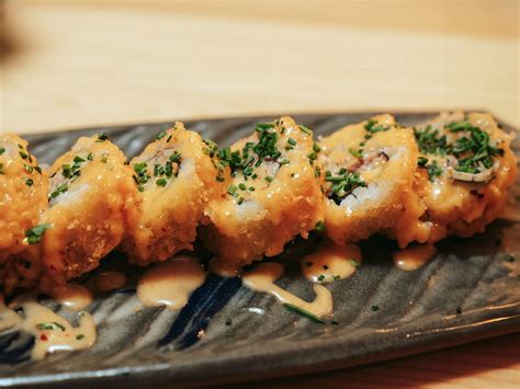 Selección de rolls calientes con panko y salsas