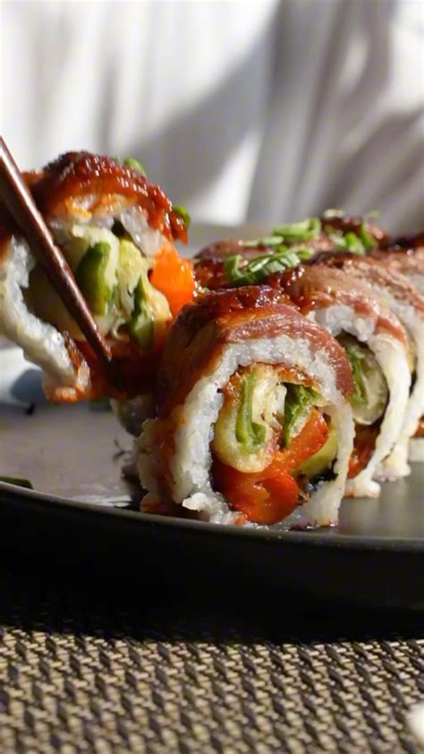 Rollos Nikkei con ingredientes frescos y vibrantes