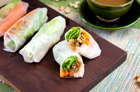 Rollos veganos y vegetarianos con vegetales frescos