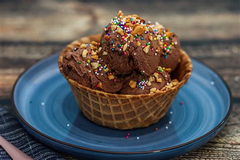 Helado de chocolate bitter con decoración