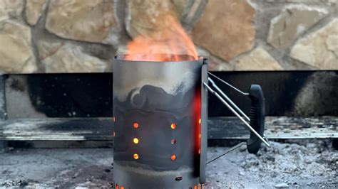 Esquema de la correcta disposición del carbón en pirámide o en chimenea de encendido