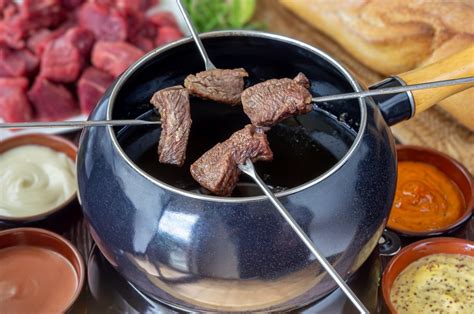 Tabla comparativa: Fondue de Queso vs. Fondue de Carne vs. Fondue de Chocolate.