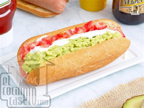 Ilustración de sándwiches gigantes y completos chilenos