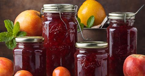 imagen de botes de mermelada casera recién envasados